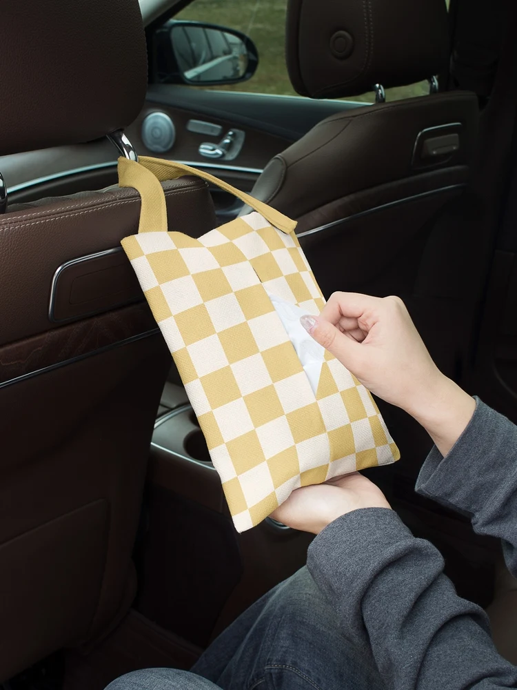 モノクロチェックの車載ティッシュボックス：高級感ある掛け式デザインの実用性と使い勝手