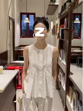 フレンチスタイルの白いギャザーシャツ【夏用・無袖・デザイン性のあるトップス】
