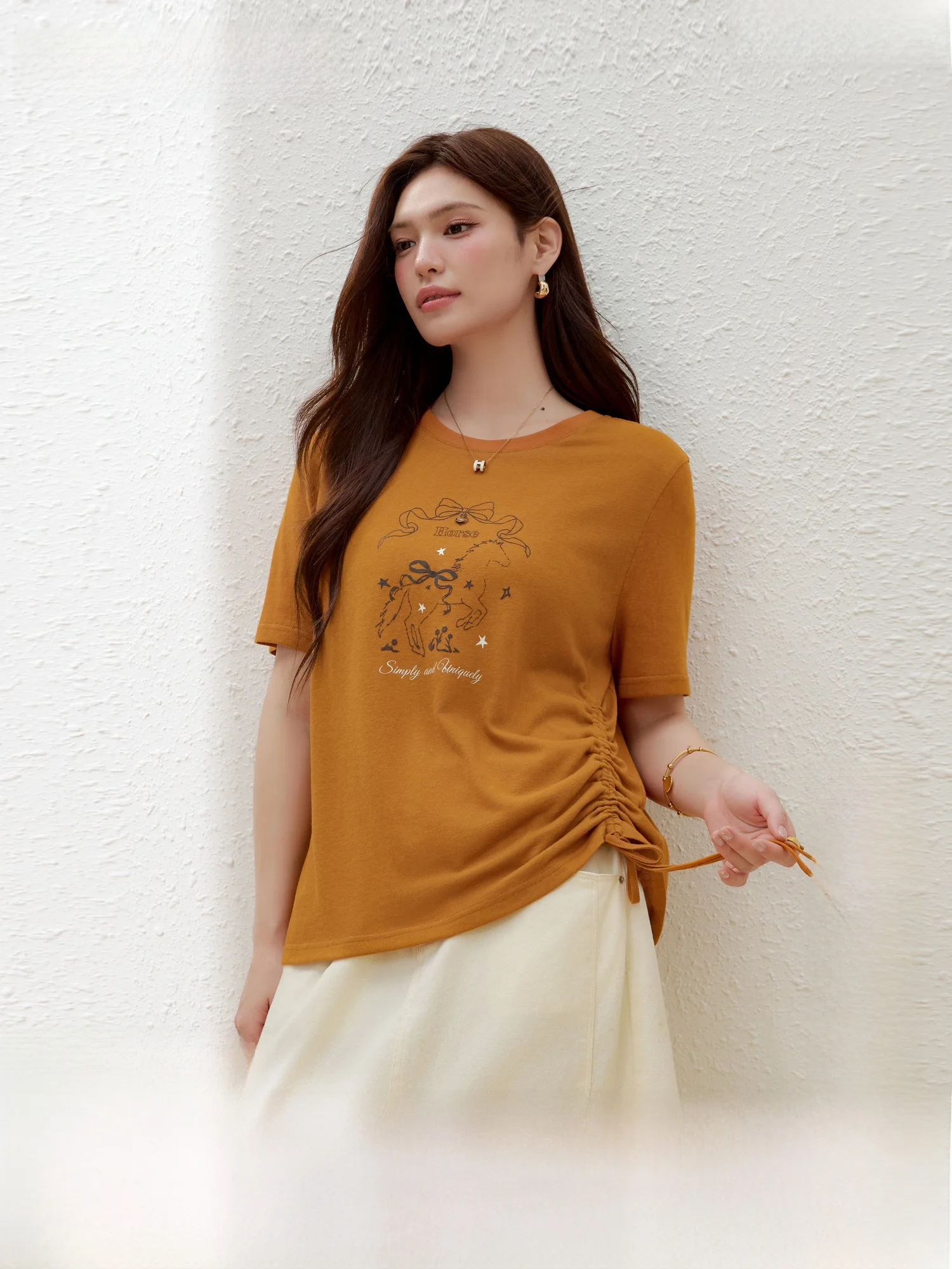 抽绳デザインTシャツをズボンに入れる際の着こなしと選び方