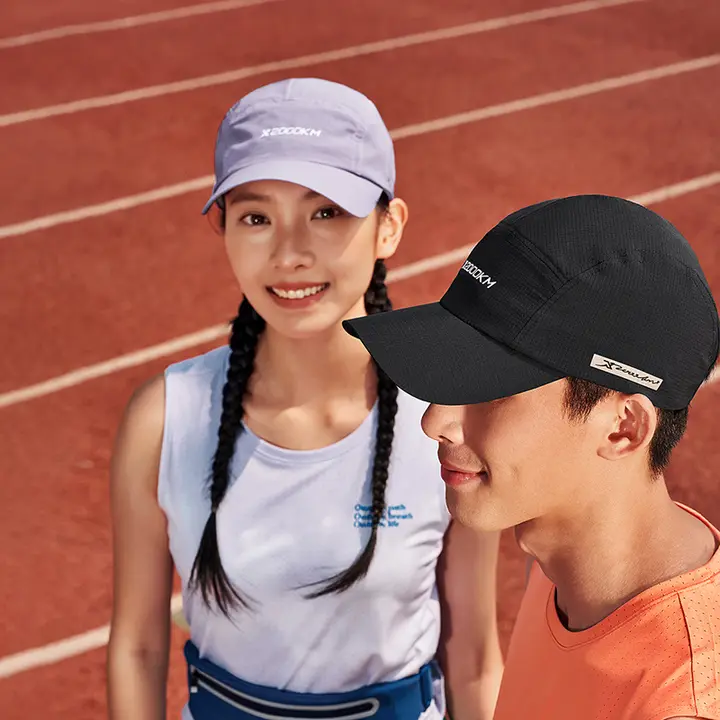 Xtep 通気性のあるスポーツキャップ【男女兼用・ランニング・夏用・バイザー付き】
