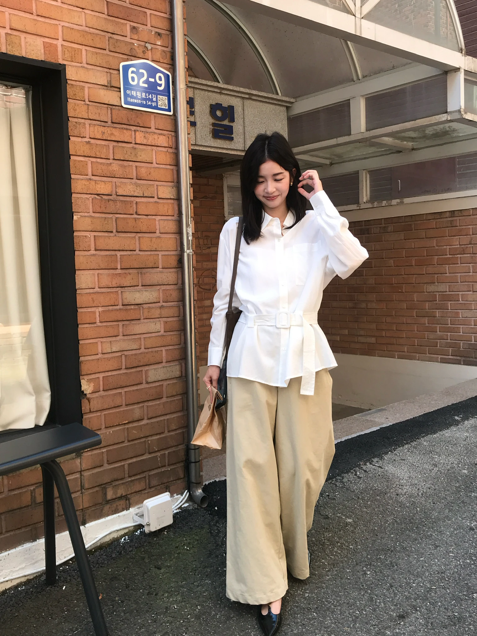 紺シャツコーデで失敗しない着こなしは？
