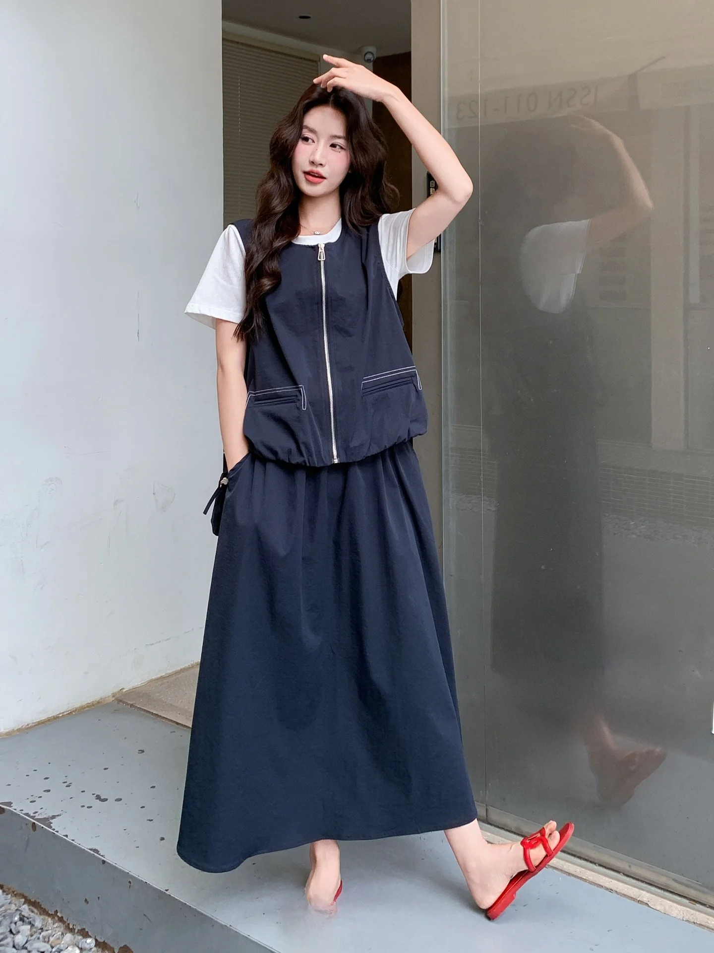ダークブルーのカジュアルベストとスカート、白いTシャツの女性用コーディネート（ セットアップ対応）：夏季のシンプルスタイル選びに最適な3点セット