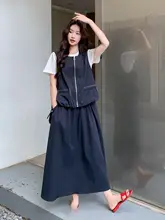 ダークブルーのカジュアルベストとスカート、白いTシャツの女性用コーディネート（セットアップ対応）