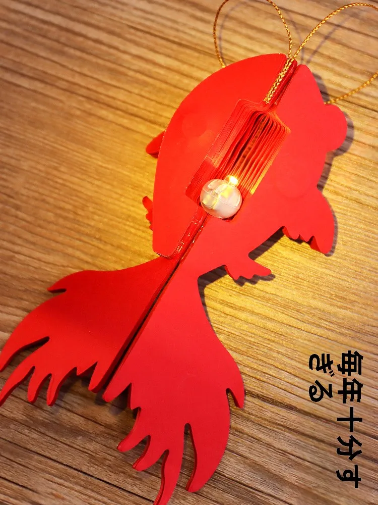 手作りの錦鯉提灯：DIYキットで家庭で簡単に正月飾りを制作