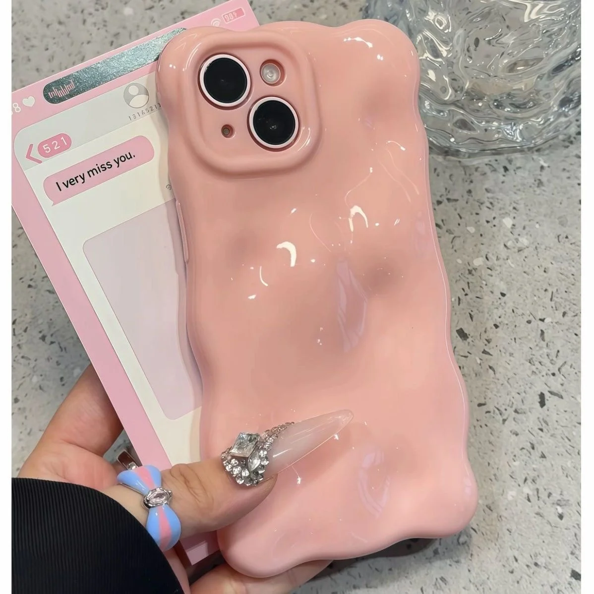 シリコンスマホケースは本当に優しい？シンプルなデザインが心を癒す理由とは