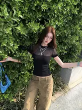 黒いストロベリーのラウンドネック透かし蝶結び短袖Tシャツ【女性用・夏用・シルエット強調・白色ウエストシェイプニット】