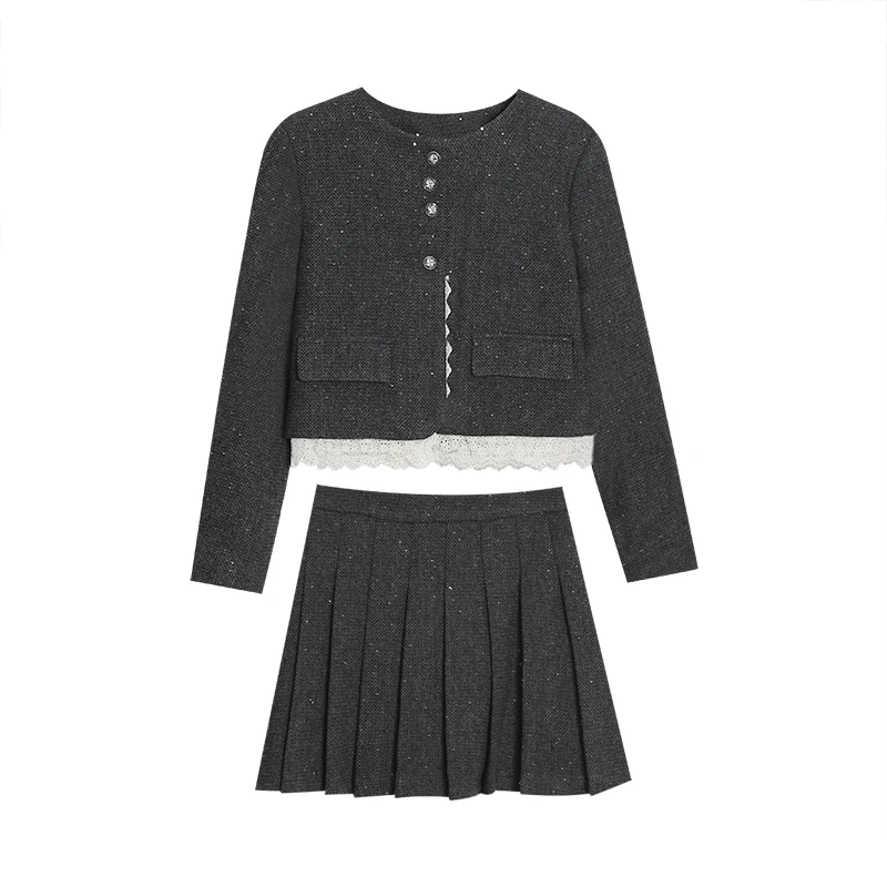 秋の日常にふさわしいスタイリングは、小香風ジャケットとプリーツスカートのセットアップで決める？