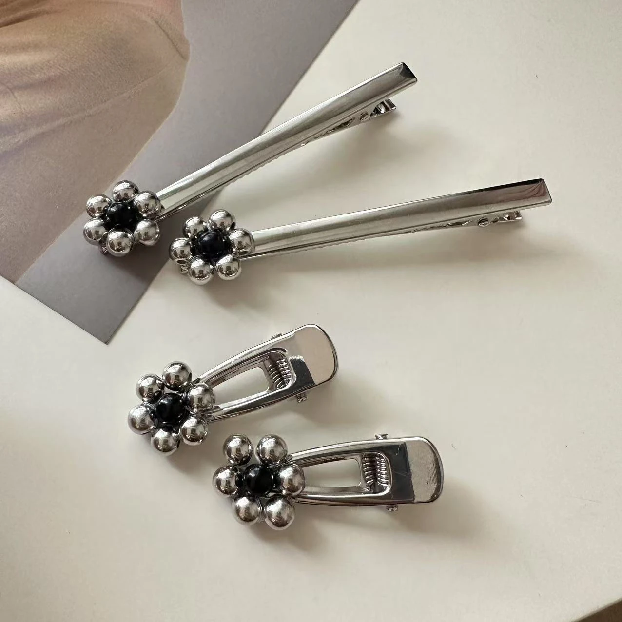前髪斜め分けと前髪編み込みのバランスを取るには？花モチーフのヘアクリップが救う日常の美しさ