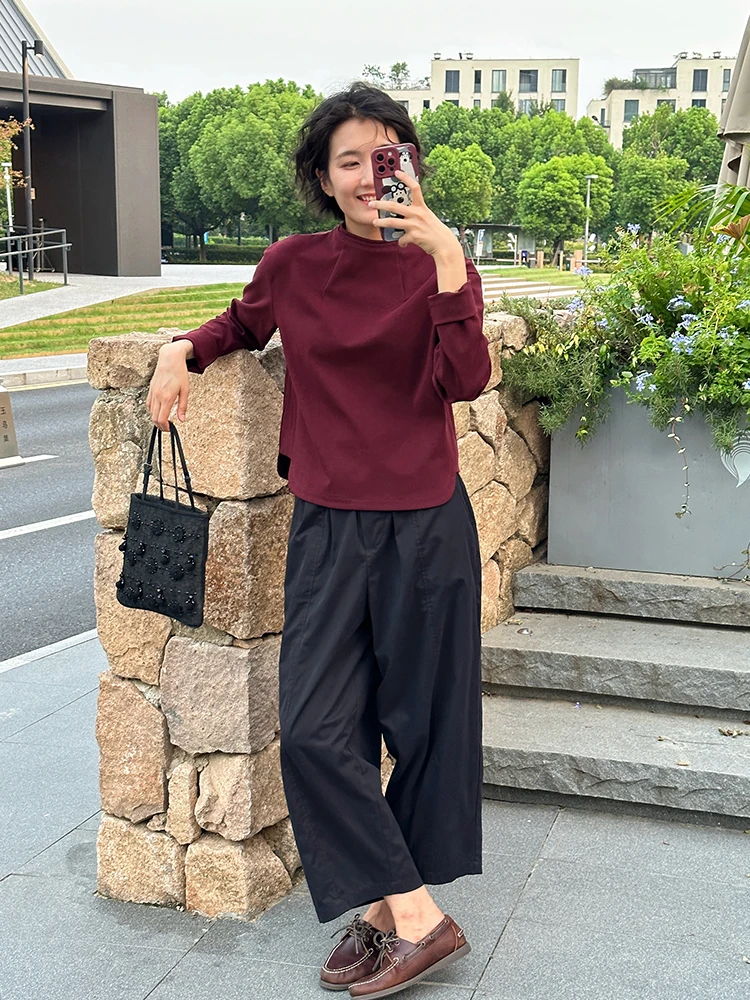 シンプルカジュアルなワインレッド長袖Tシャツ：40代男性と50代後半女性に最適な日常着の選択肢