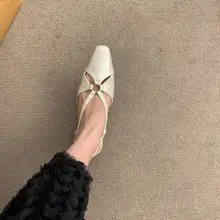 フレンンテージデザインの黒いポインテッドトゥハイヒール【透かし編み・細めのストラップ・ムール】