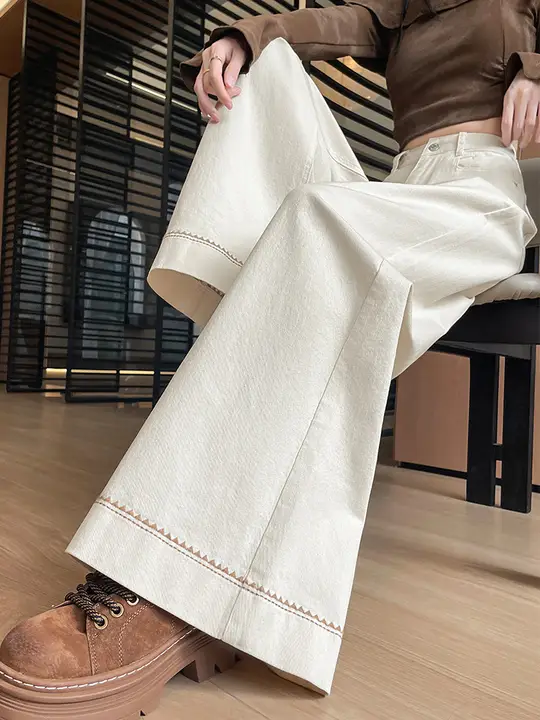 刺繍入りホワイトフレアデニムパンツ【冬用・裏起毛・ワイドレッグ】