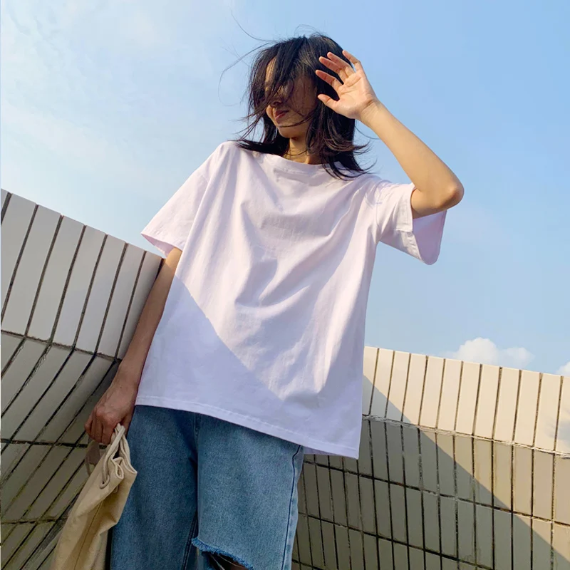 白Tシャツを選ぶべきタイミングは？学生からOLまで、シーン別に解説