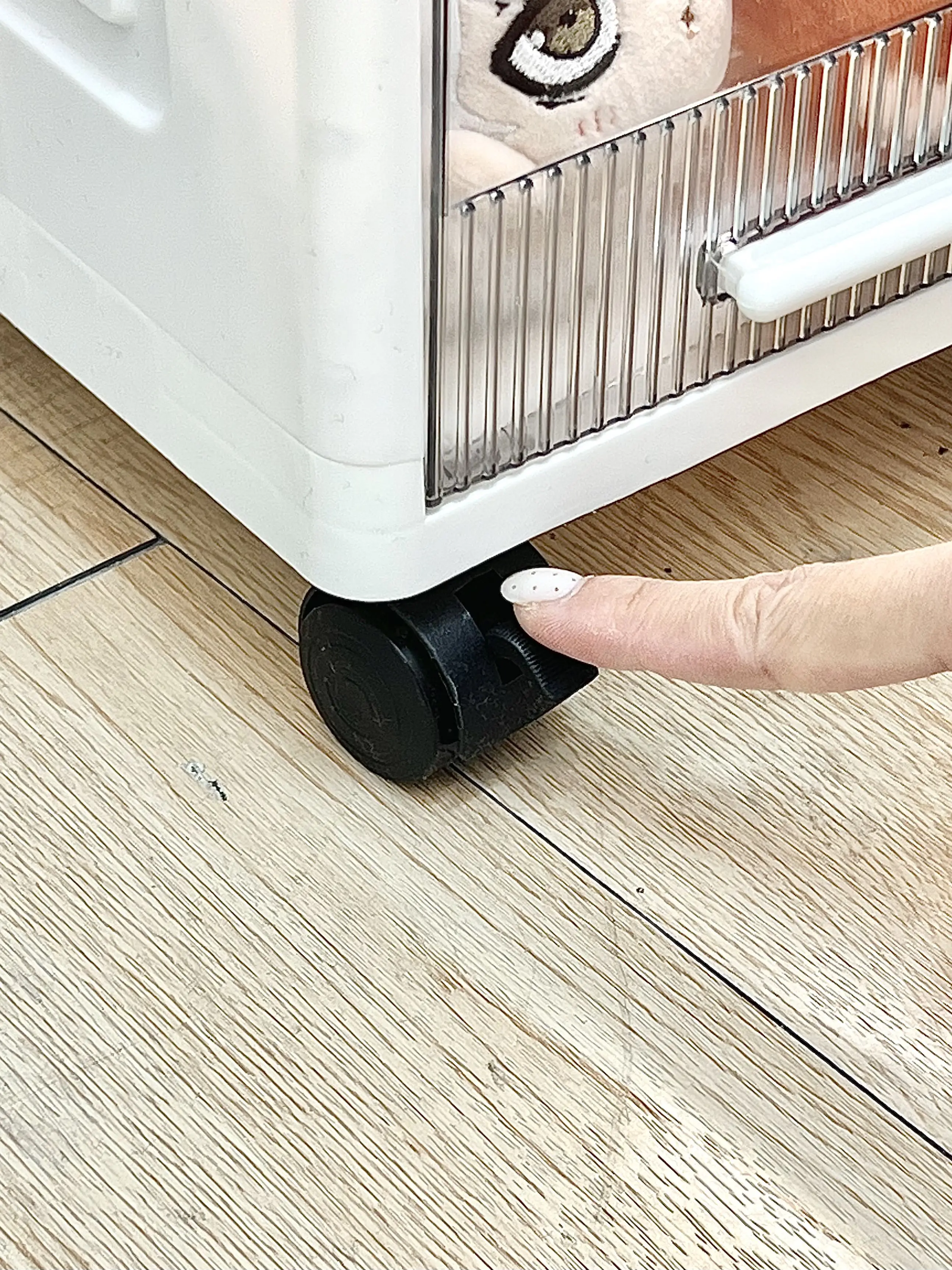 移動可能なコレクション展示ラック：オタク部屋のグッズディスプレイに最適な小型キャスター付き収納棚