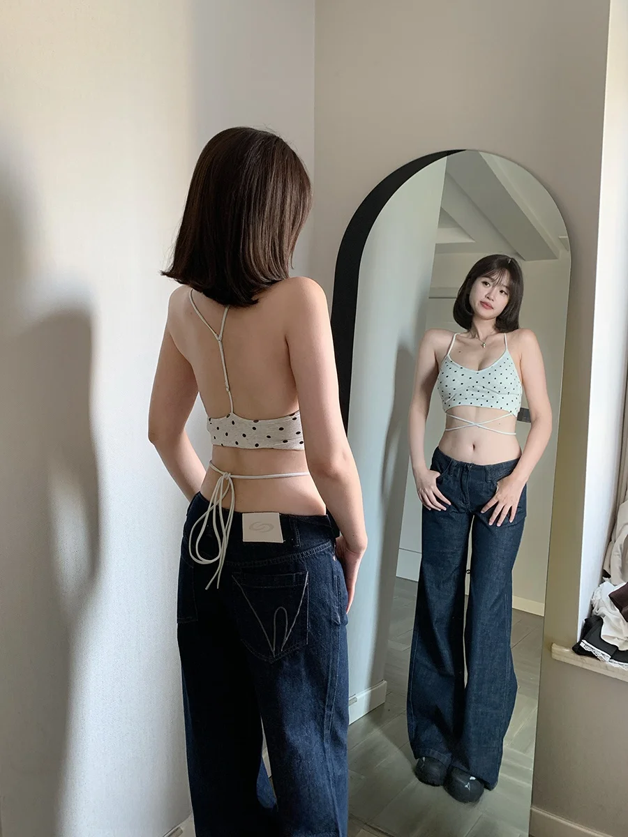 美しい背中を見せるリボンデザインのショートタンクトップ：胸パッド付きの女性用ビキニトップ選びの実証