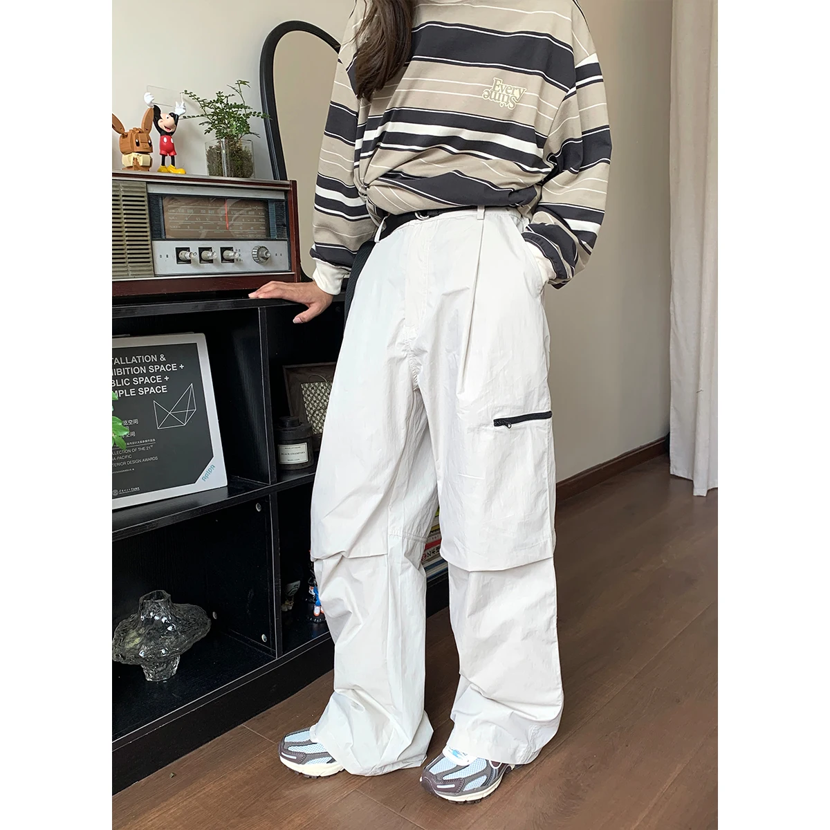 ワイドレッグカーゴパンツ：秋用ブラックフィットモデルの実用性と着こなし