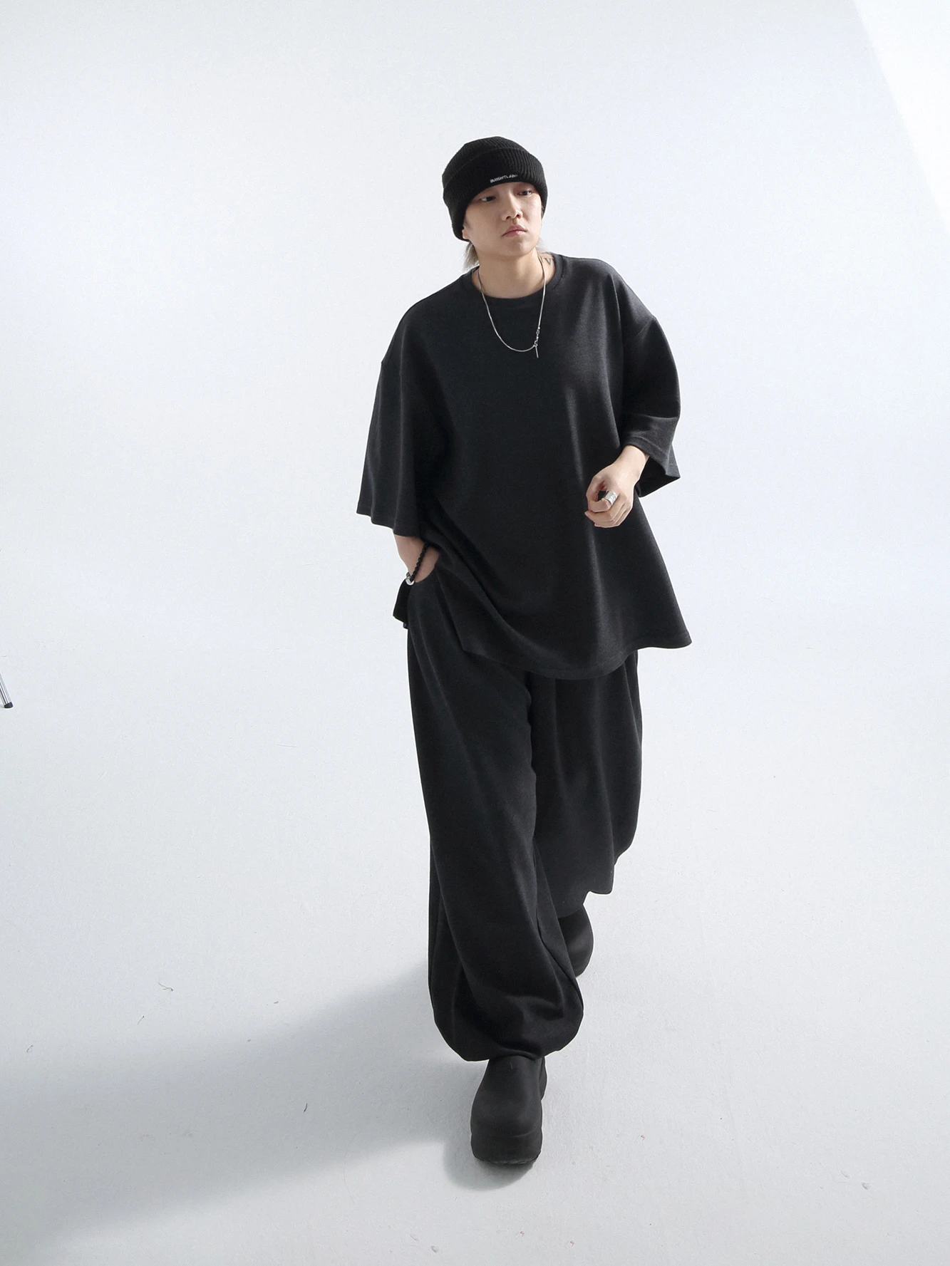 オーバーサイズTシャツとワイドレッグパンツのセットアップ：Genderneutralのビッグシルエットスタイルとは