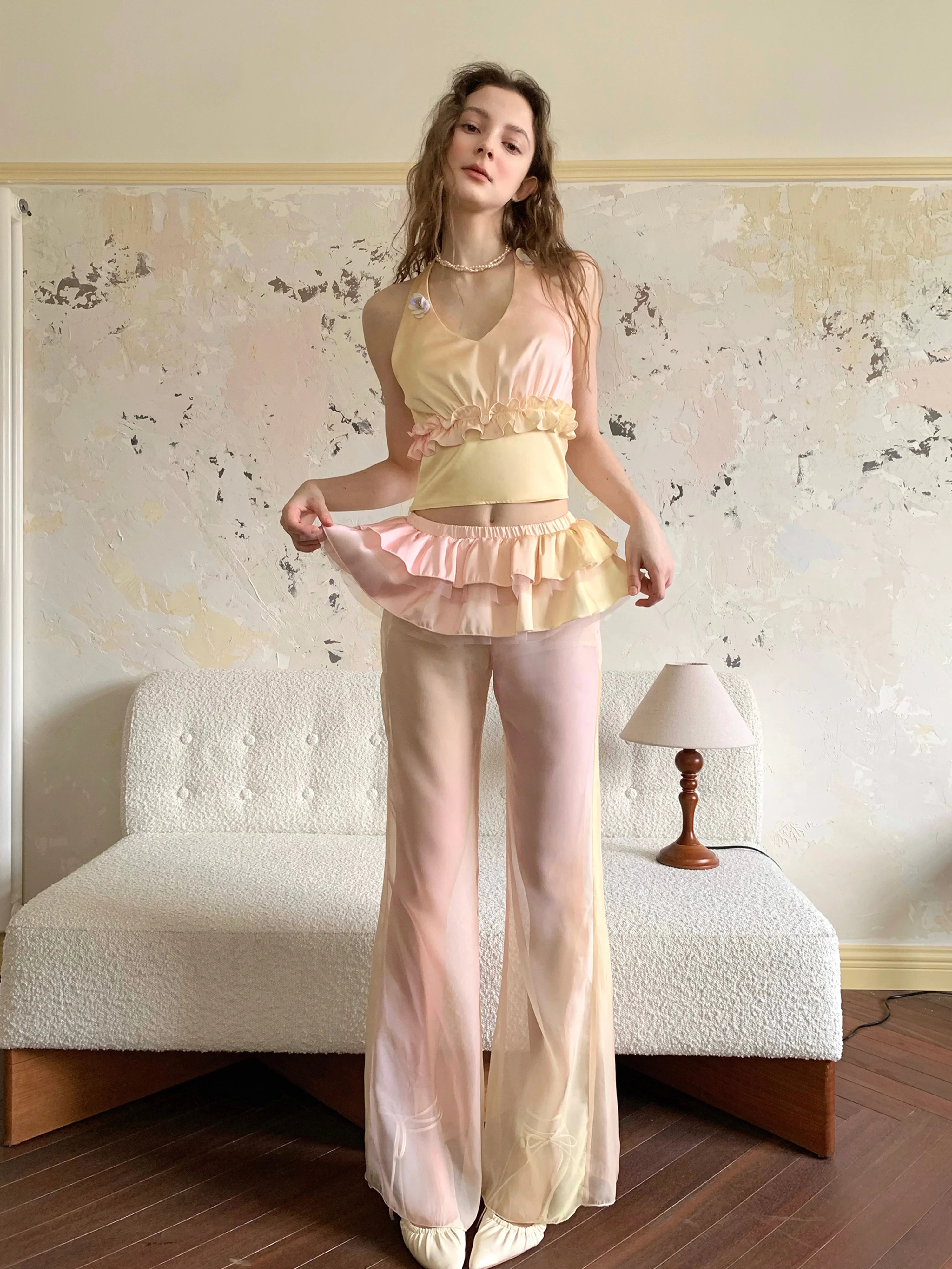20代後半の女性が「安全で可愛い」 コーデにどう選ぶ？サテン風グラデーションホルターネックドレス＆スカートの選び方