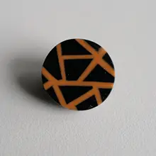 光沢のあるオレンジ色のネット模様ボタン【黒樹脂製・ドイツ製・20mm】