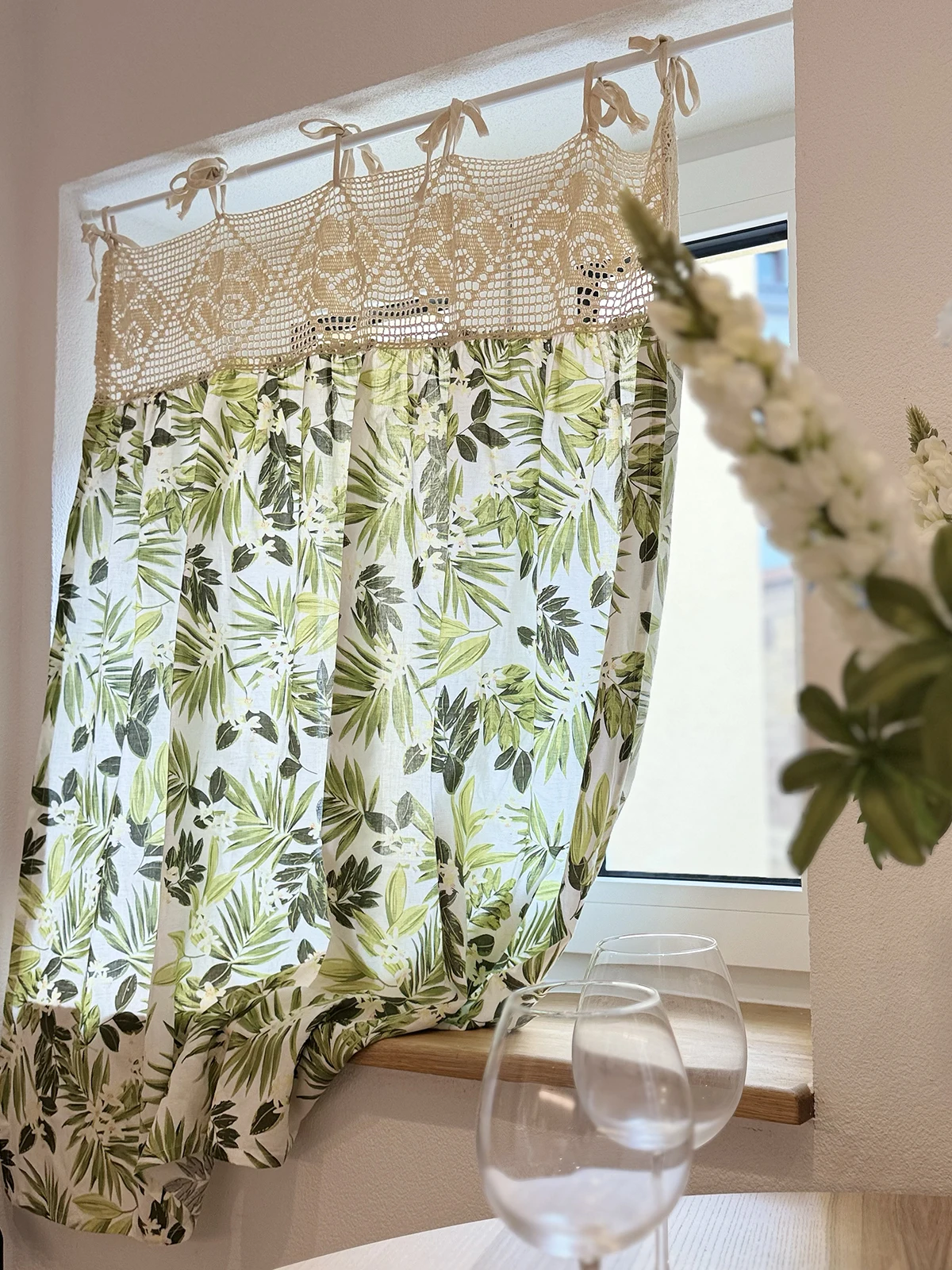 カーテンのスタイルを決めるときに見るべきポイントは？植物デザインのアメリカンスタイルカーテンで答えを出す