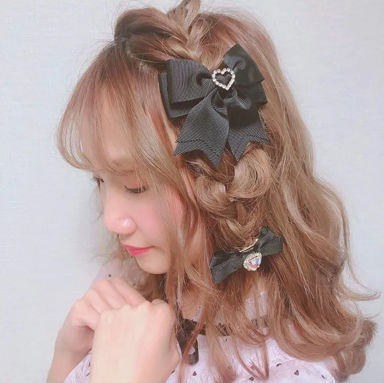 可愛いボブヘアアレンジにぴったり？リボンバレッタの選び方と、どんなシーンで活躍するのか