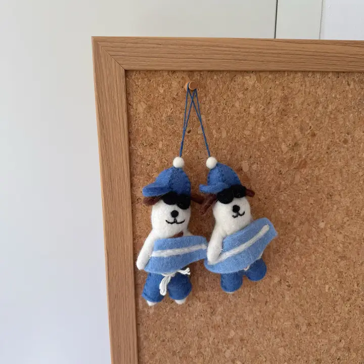 ネパールの手作り羊毛フェルトのかわいい スケートボード 匹の子犬