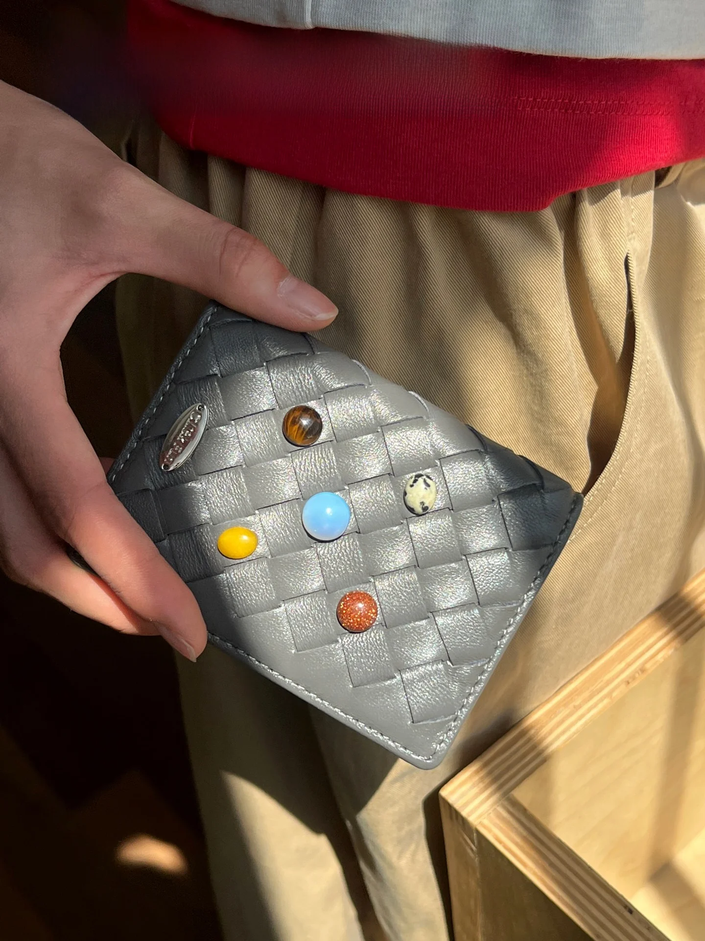 ミニ軽量グレーの羊革編み財布：コンパクトで日常使いに最適な革製カードケース