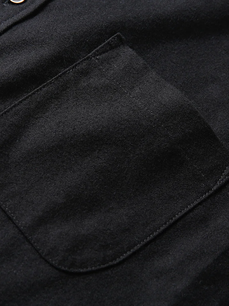 黒柄シャツ メンズ 通勤コーデに最適なスタンドカラー長袖シャツ