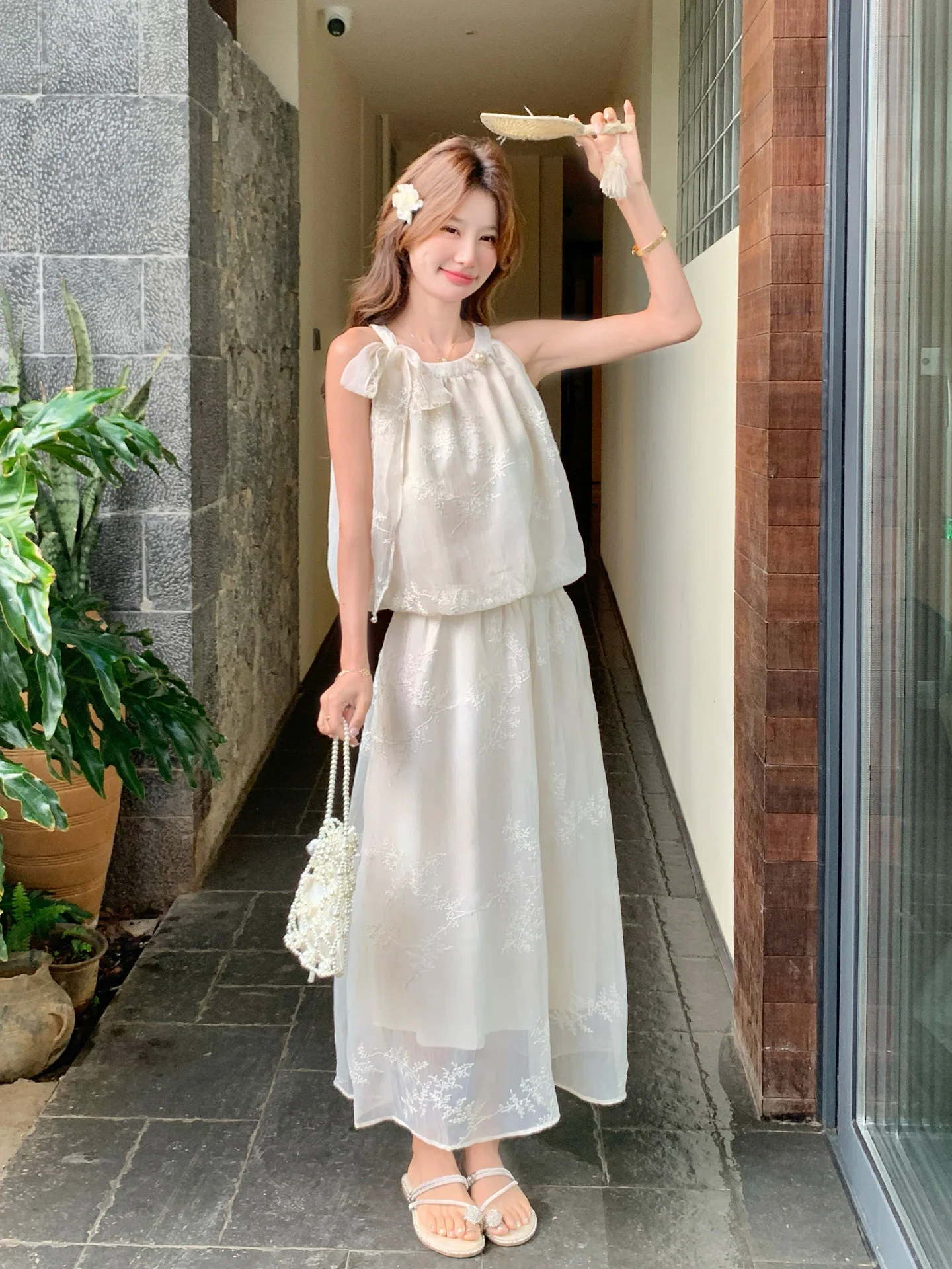 20代後半の女 子が今、着たい「オフホワイトのキャミソールドレス」は？