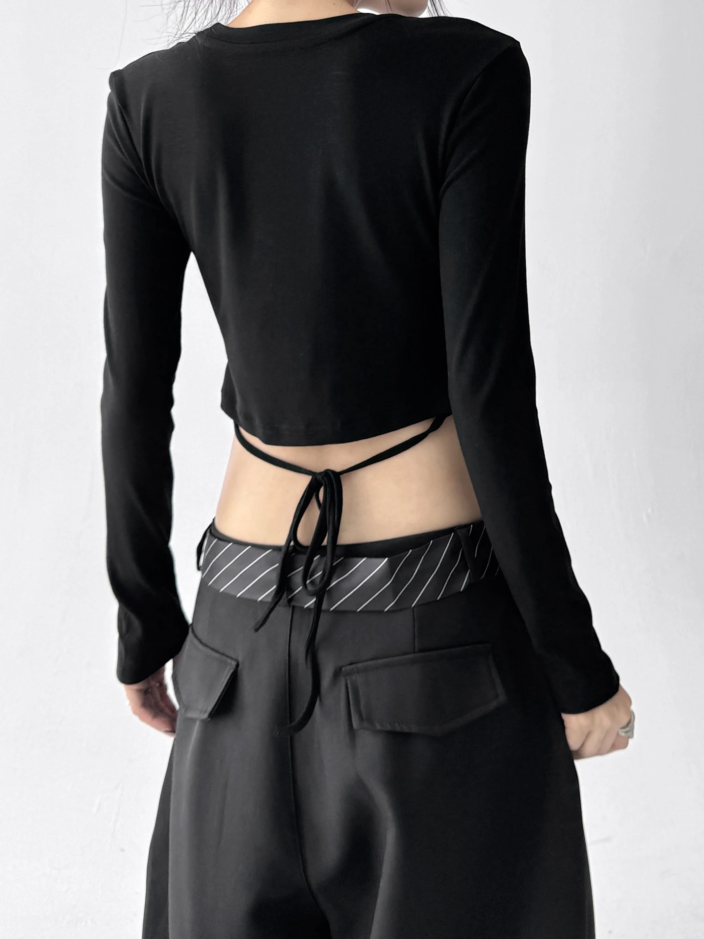 デザイン性のある短款長袖Tシャツ【女性用・フィット・結び帯付き】：20代女性のオシャレトレンドに最適なアイテムとは
