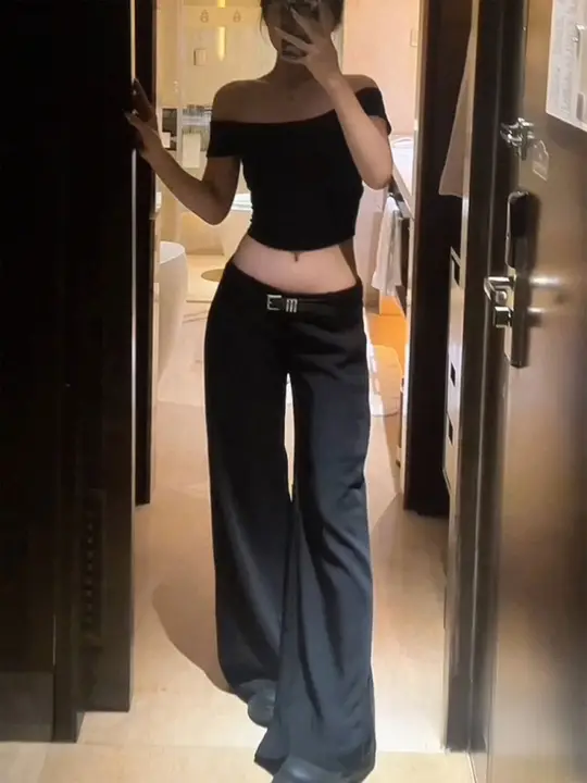 ブラック ルーズフィット ワイドレッグ レディーススーツパンツ【低腰・微フレア・デザイン】（セットアップ対応）