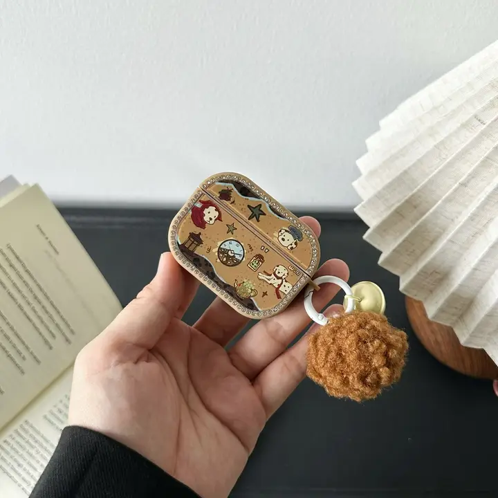 イヤホンケース ヴィンテージ グラフィティアート 犬柄 ラインストーン ブラウン 耐衝撃 AirPods対応「HEYYEH」