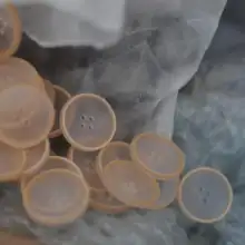 半透明の浅いボウル型ボタン【微金属感・ピンク縁】