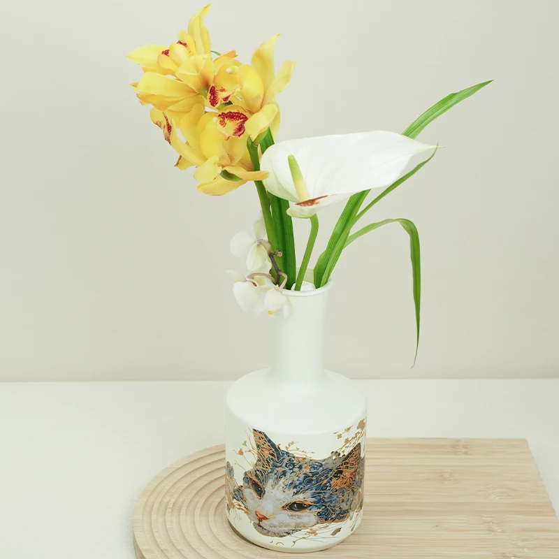 ガラスの花瓶を選ぶときに迷う？雪猫デザインのユニークな花瓶が解決する理由とは