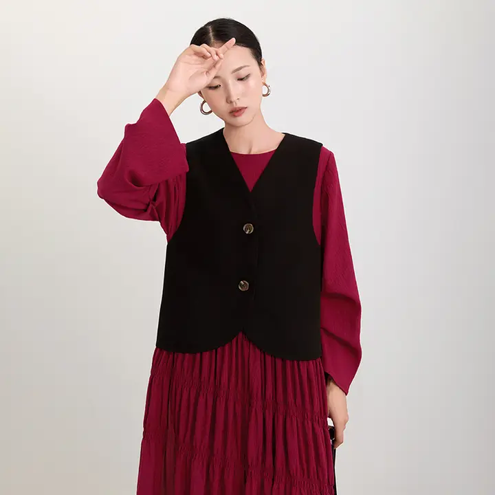 秋用黒色レディースノースリーブベスト【したフィット感・シンプルデザイン】
