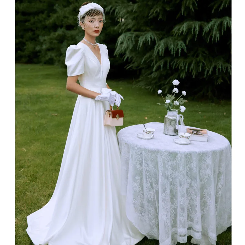 結婚式 ベージュ でどんな雰囲気になるか知りたい？厳選3選の衣装・インテリア・アクセサリーをご紹介
