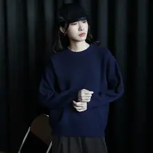 深い紺色のレトロなクルーネック長袖ニットトップス【フィット・秋冬用】