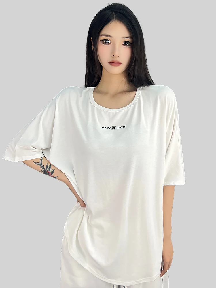 スニーカーに合う服ってどう選ぶ？背中が開いたトップスが解決するリアルなコーデの悩み