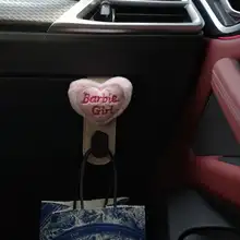 愛らしいバービーピンクのハート型車用フック【助手席収納・実用的】
