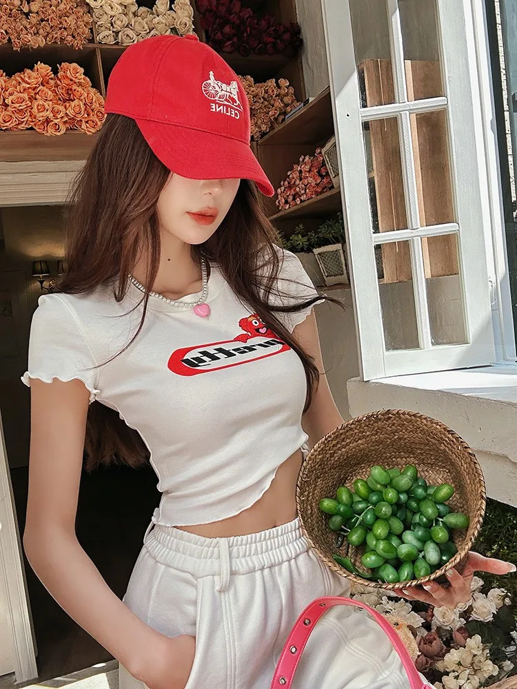 フレアパンツとTシャツの組み合わせで通勤もデートも完璧にできる方法は？