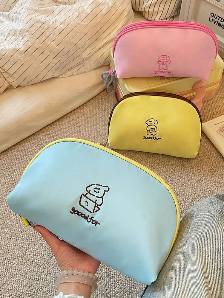 トートバッグの中身がぐちゃぐちゃになるのを防ぐには、どんな収納仕組みが最適？