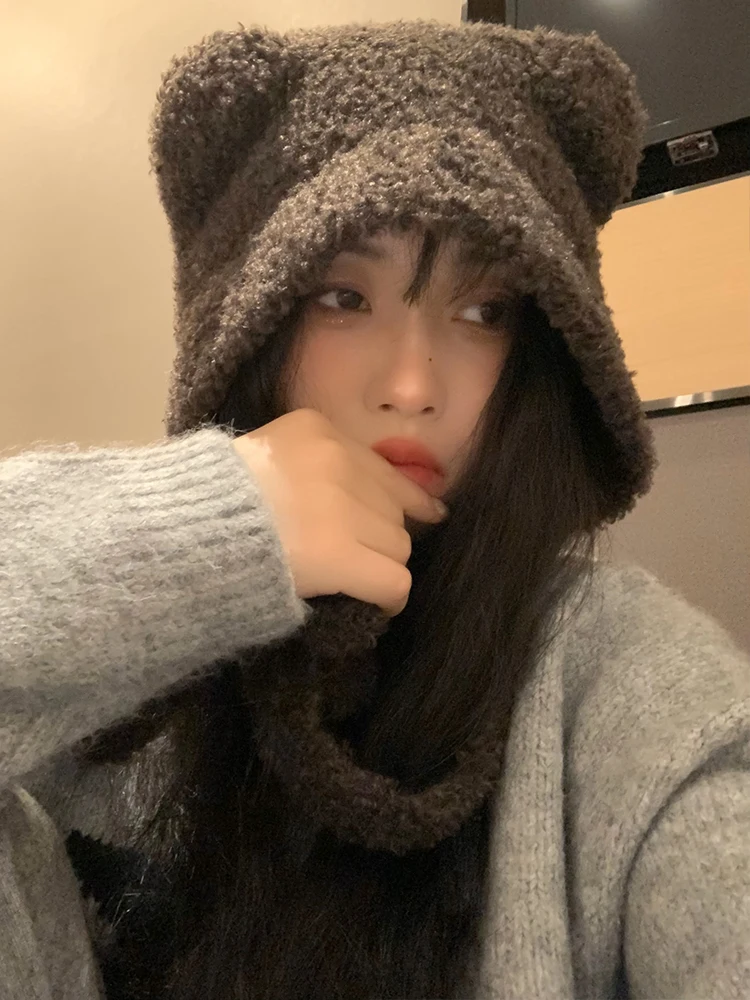 可愛いクマデザインのレイフォン帽子：秋冬期の保温性とファッション性を実証