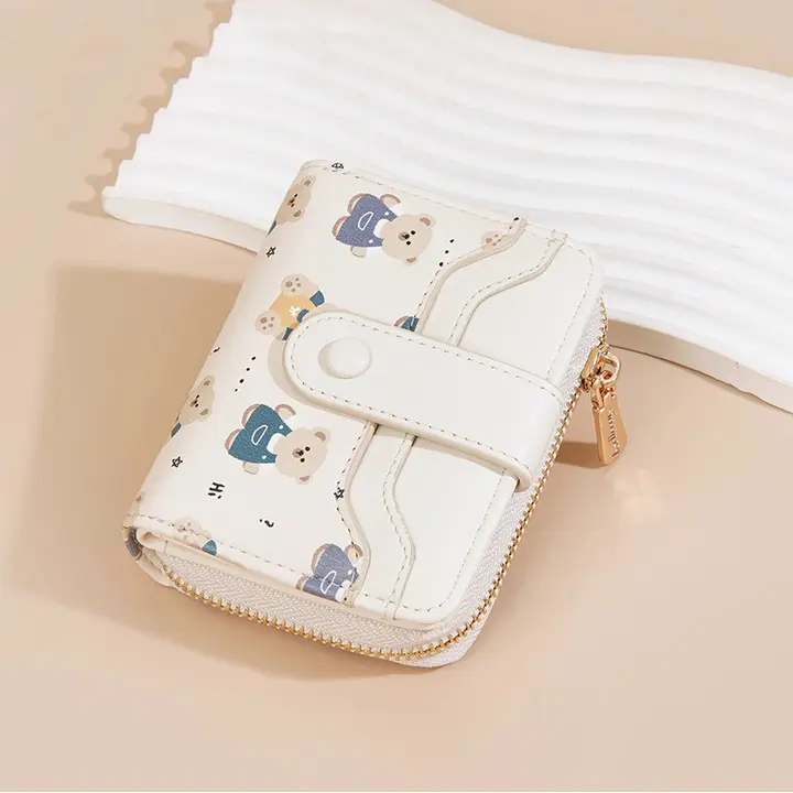 かわいいクマプリントの短財布【ファスナー付き・多カードポケット】