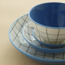 清涼感あふれるチェック柄 陶器製プレート【コーンフラワーブルー・蓋付き】
