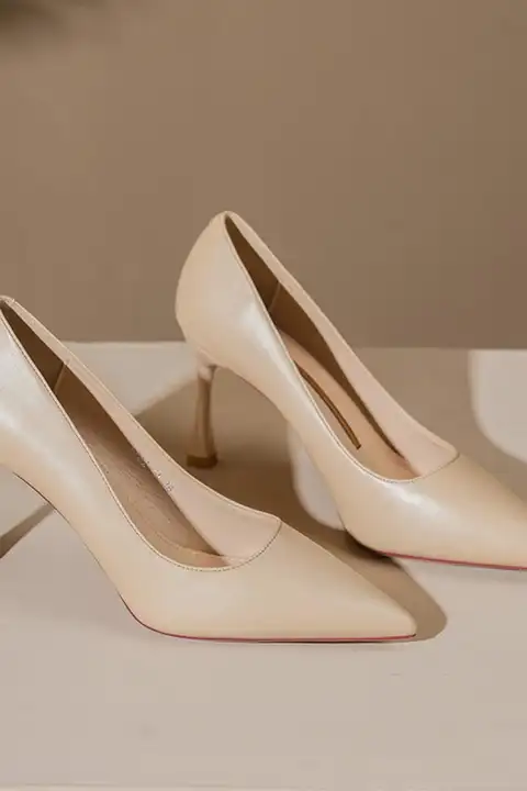 通勤に最適なベージュの細ヒールパンプス【快適なオフィスワーク用】