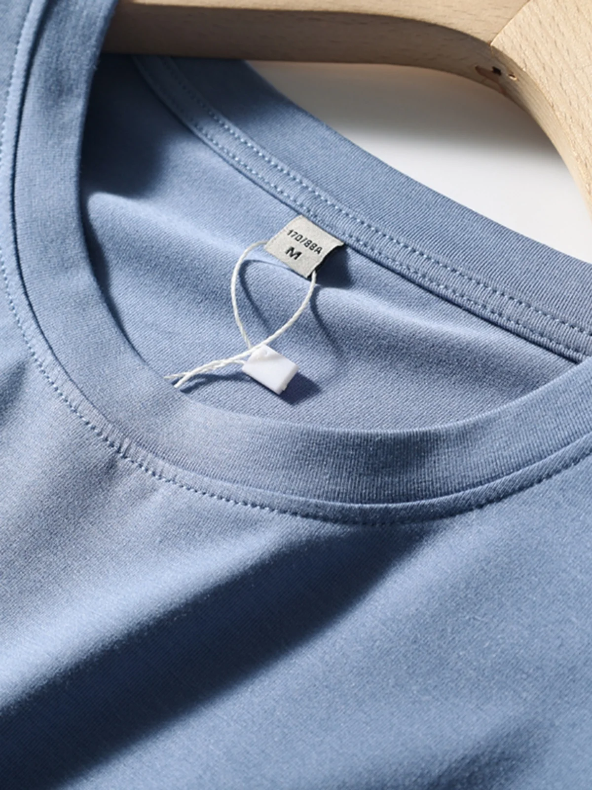 生地Tシャツの選定ガイド：白衣青黛の長袖クルーネックが通気性と耐久性をどう実現するか