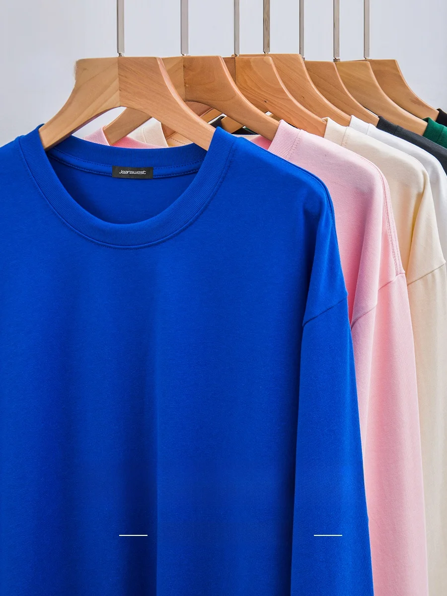 長めのTシャツをどう選ぶ？真維スのコットン長袖Tシャツが解決する、通勤・日常の悩み