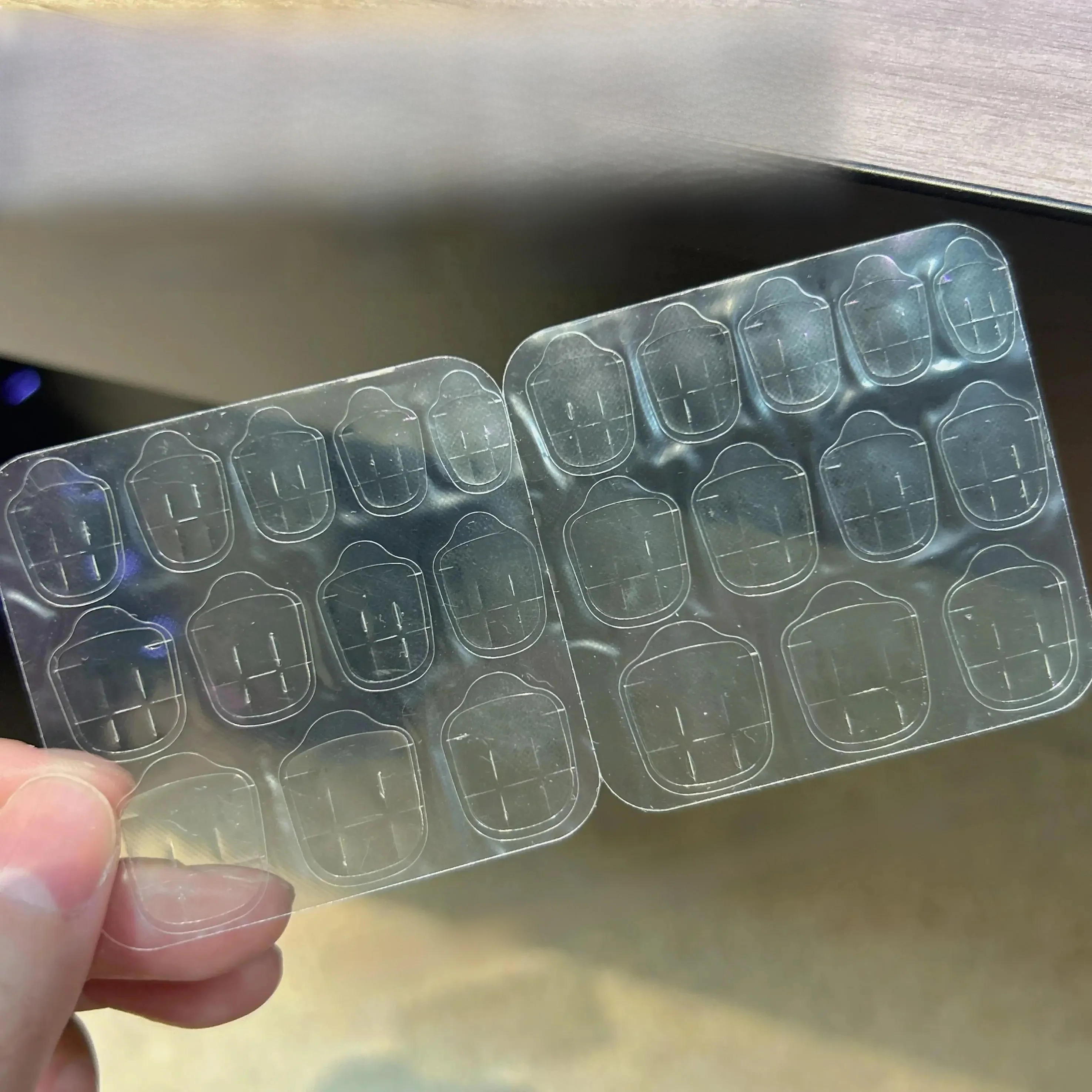 爪ひび割れに悩むあなたに、今すぐ使える「強力粘着ジェルシール」は？