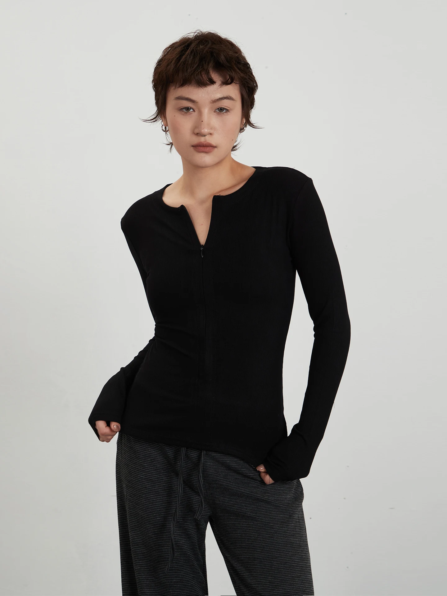 2026年トレンドファッションで悩む30代女性に、今こそ選ぶべき「デザイン半ジップ長袖Tシャツ」は？