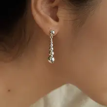 デザイナーオリジナルのビーズイヤリング【925純銀・シンプル・ユニークデザイン】