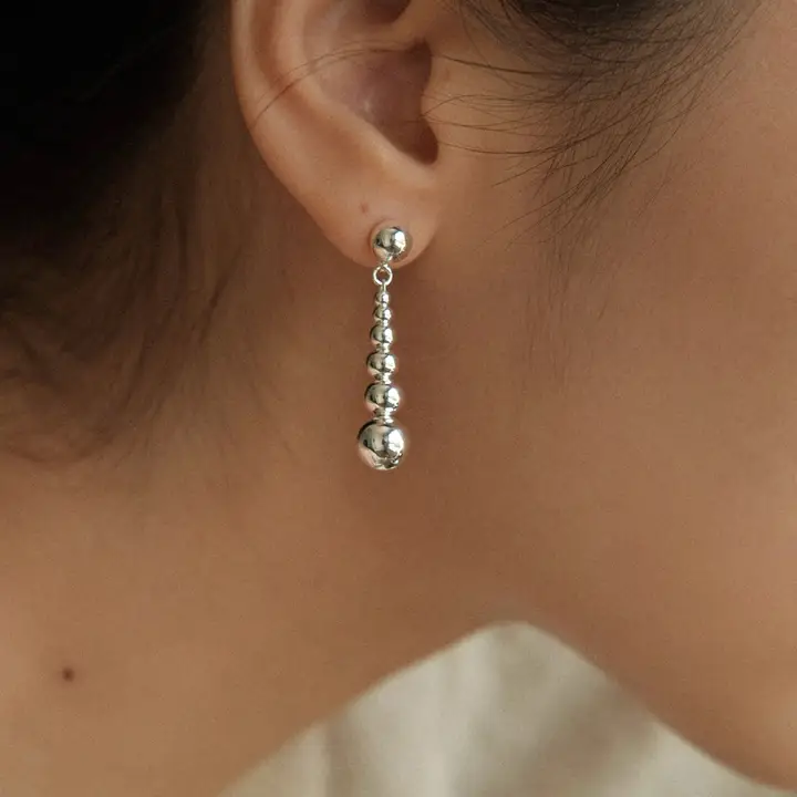 デザイナーオリジナルのビーズイヤリング【925純銀・シンプル・ユニークデザイン】